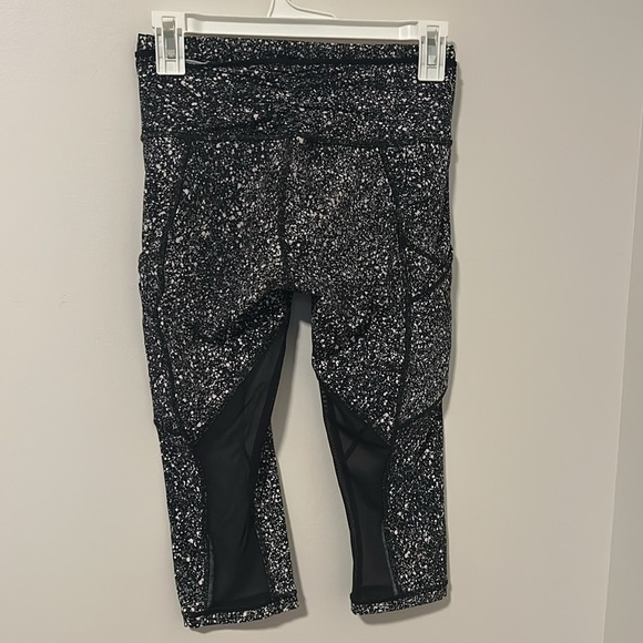 Lululemon Outrun 17’ Inseam Leggings Black White Pockets Mesh Size 4 - Picture 2 of 3